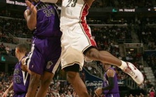 詹姆斯第一场nba比赛，詹姆斯第一场nba比赛视频